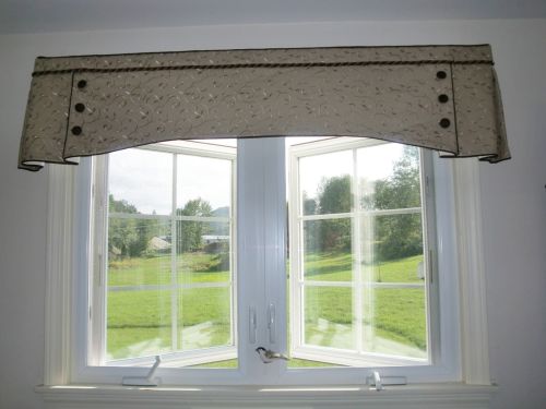 curved soft cornice with buttons